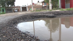 Vecinos de Villa Unión, cansados de enorme bache