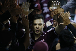 Joey Meneses firma con Medias Rojas de Boston