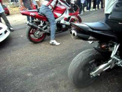 Se convierten avenidas en pistas de carreras por las noches