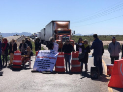 Vecinos del Carrizo mantienen bloqueo de la carretera México 15