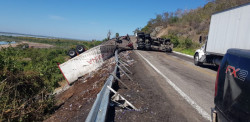 Vuelca tráiler cargado de jugos