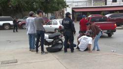 Motociclista se impacta contra automóvil