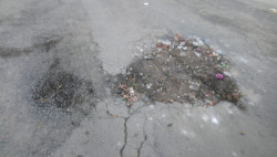 Pavimento destruido en la calle Puerto Yavaros