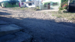 Sin pavimentar la calle Luis Manuel Rojas