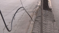 Siguen los cables tirados por camellón