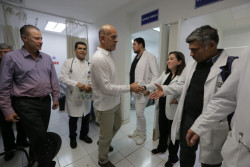 En medio de manifestaciones reciben al director del INSABI