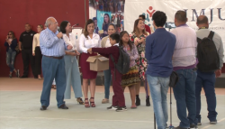 Alcalde rifa boletos para J Balvin en entrega de becas