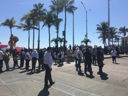Pescadores toman la avenida del Mar, advierten el cierre del canal de navegación