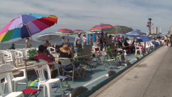 Duermen en el malecón para apartar lugares