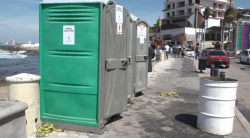 Desagradables olores brotan de baños portátiles instalados para Carnaval