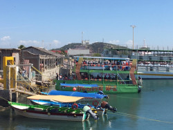 Turistas pasean por la bahía mazatleca