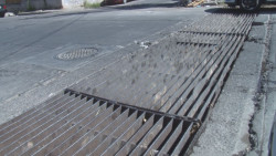 Retiran piedras  atoradas en alcantarilla