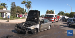 Se incendia vehiculo con adulto mayor al volante
