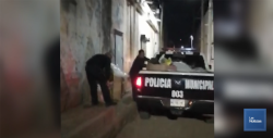 Policías recogen la basura de callejones por instrucciones del presidente.