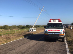 Automovilista se impacta con poste y queda lesionado