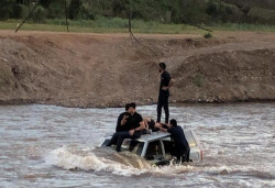 Se quedan atrapados a mitad del río