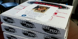 Pizzería pone fotos de perritos en sus cajas para ayudar en su adopción