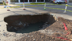 Delimitan área donde apareció un nuevo socavón