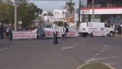Bloquean alumnos, maestros y personal del Tec de Culiacán, avenidas Obregón y Bátiz