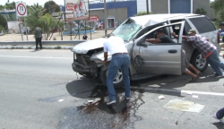 Motociclista invadió carril y ocasiona fuerte choque