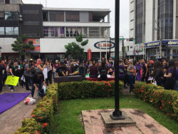 Realizan marcha por día de la mujer