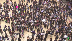 Marchan cientos de mujeres para exigir la erradicación de la violencia de género