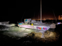 Catamarán encalla en la Marina del Cid