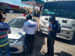 Camión de pasajeros choca contra automóvil