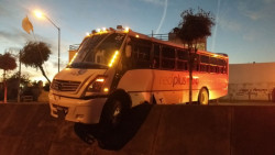 Casi cae a canal pluvial camión urbano