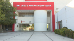 Hospital General de Los Mochis luce solo al exterior