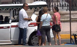 Pese a medidas precautorias, turistas pasean por el puerto