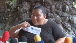 Solicita ayuda para la cirugía de una gemela. También necesita sepultar a la otra
