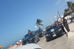 Video: policías desalojan en playas de Yucatán