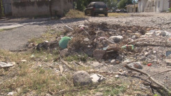 Calle Puerto Marquez con muchas piedras sueltas