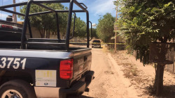 Enterrados en la caja de una camioneta encuentran a dos hombres