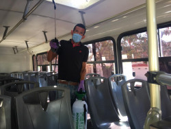 Desinfectan camiones urbanos en Mazatlán