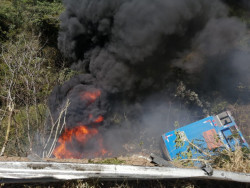 Vuelca trailer en carretera cargado de cerveza
