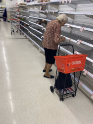 Captan a abuelita llorando por encontrar el supermercado casi vacío