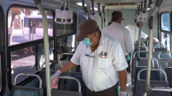 Personal de Vialidad y Transporte sanitiza camiones urbanos