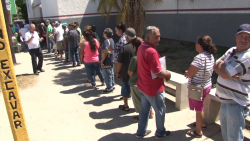Adultos mayores esperan pago para comprar despensa y víveres