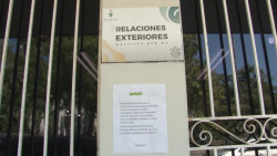 Toman receso laboral en oficina de trámite de pasaportes