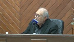 Se rehúsa a parar viajes en medio de la pandemia