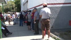 Adultos mayores se exponen sin protección a aglomeraciones