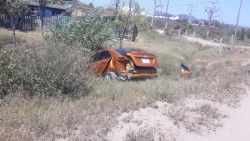 Vehículo cae a canal pluvial en pradera dorada