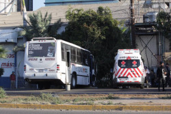 Camión urbano se queda sin frenos y choca
