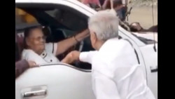 Video: AMLO saluda a la mamá del "Chapo" en su visita a Badiraguato