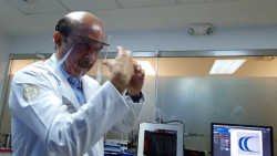 UAS  crea caretas de protección para médicos ante coronavirus