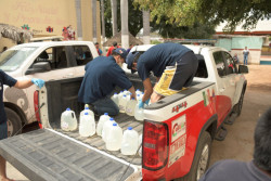 Entregan  galones con cloro para personas de escasos recursos económicos