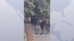 Serán sancionados los agentes de policía que golpearon a un indigente