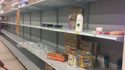 Estantes vacíos, ante compras de pánico
